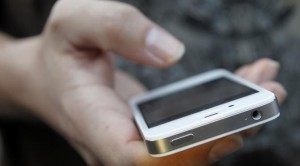 bermain-smartphone